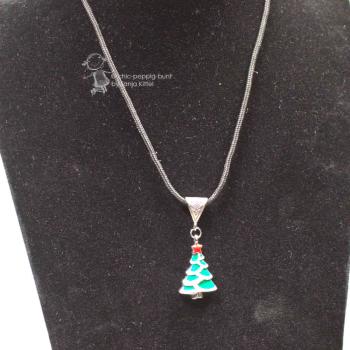 Halskette schwarz mit Weihnachtsbaum emailiert grün weiss
