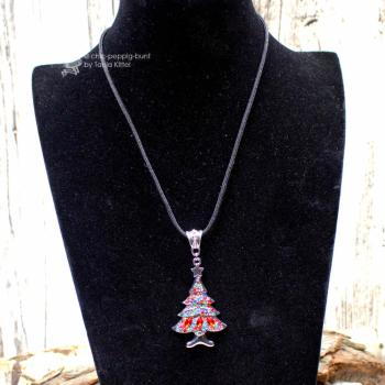 Halskette schwarz mit Weihnachtsbaum bunt als Kettenanhänger