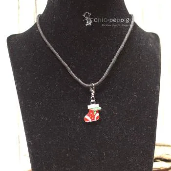 Halskette mit roter Nikolaus Socke als Charmsanhänger - kette weihnachten halskette Nikolausschuh segelseil