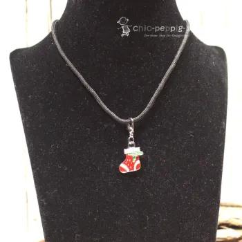 Halskette mit roter Nikolaus Socke als Charmsanhänger - kette weihnachten halskette Nikolausschuh segelseil