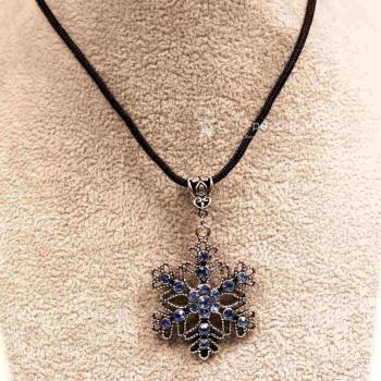 Halskette mit blauer Schneeflocke als Kettenanhänger