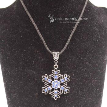 Halskette mit blauer Schneeflocke als Kettenanhänger