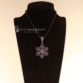 Halskette mit blauer Schneeflocke als Kettenanhänger