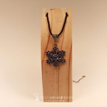 Halskette mit blauer Schneeflocke als Kettenanhänger