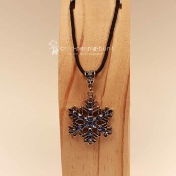 Halskette mit blauer Schneeflocke als Kettenanhänger