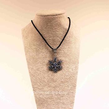 Halskette mit blauer Schneeflocke als Kettenanhänger