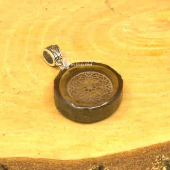 Ornament in Baumscheibe als Kettenanhänger