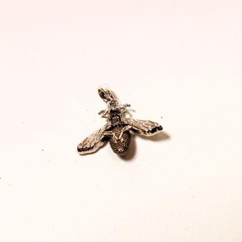 Versilberter Bienen Kettenanhänger mit schwarz-grauem Glitzer und fester Schluppe handgefertigt von chic-peppig-bunt.