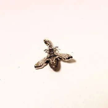Versilberter Bienen Kettenanhänger mit schwarz-grauem Glitzer und fester Schluppe handgefertigt von chic-peppig-bunt.