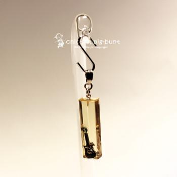 Kettenanhänger Gitarre in Epoxidharz gegossen