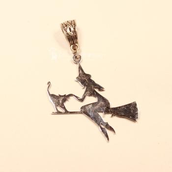 Flacher Kettenanhänger aus Edelstahl mit dem Motiv einer Hexe auf einem Besenstiel, handgefertigt.