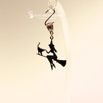 Kettenanhänger Hexe auf Besenstiel mit Katze versilbert