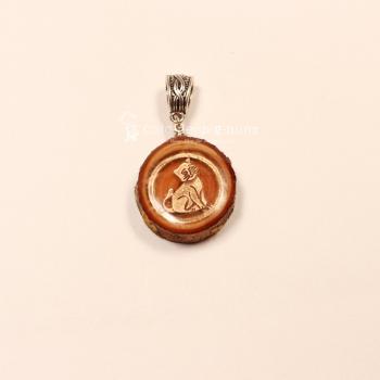 Kettenanhänger Katze in Epoxidharz auf Holzscheibe Vogelbeere versilbert Schmuckanhänger Unikat handmade chic-peppig-bunt