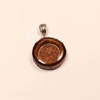 Ornametn in Epoxidharz gegossen