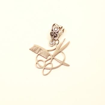 Handgefertigter Kettenanhänger aus Edelstahl mit dem Motiv Kamm und Schere, versilberte Schluppe.