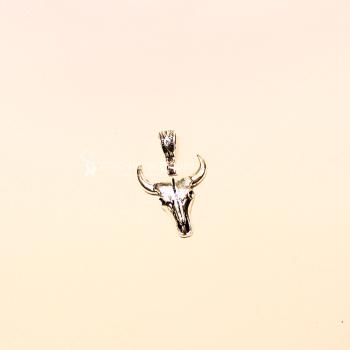 Kettenanhänger Stierkopf – Versilberter Bullen-Schmuckanhänger