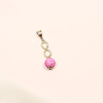 Versilberter Kettenanhänger mit einer runden rosa Korkperle und einem funkelnden, mit Strass besetzten Unendlichkeitszeichen.