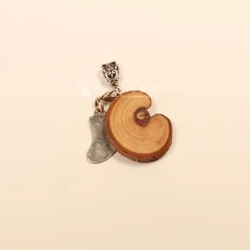 Kettenanhänger WeihnachtenNikolausstrumpf auf Holzscheibe - kettenanhaenger modeschmuck weihnachten holz scheibe socke