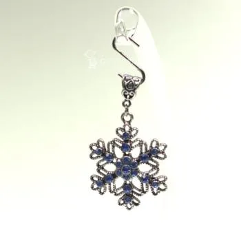 Kettenanhänger Schneeflocke Steine blau versilbert - kettenanhaenger modeschmuck weihnachten schneeflocke blau glitzer strass steine