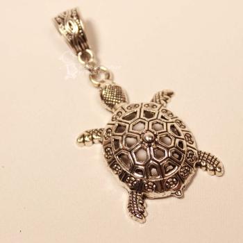 Großer versilberter Kettenanhänger in Form einer Schildkröte mit detailliertem Panzermuster auf Holzhintergrund – Handarbeit von chic-peppig-bunt.