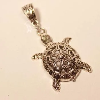 Großer versilberter Kettenanhänger in Form einer Schildkröte mit detailliertem Panzermuster auf Holzhintergrund – Handarbeit von chic-peppig-bunt.