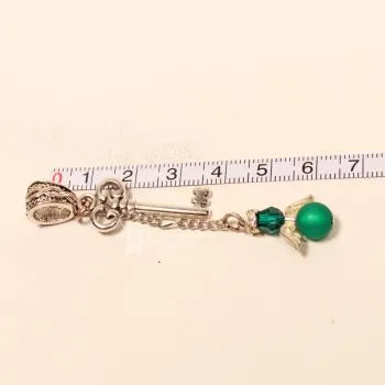 Kettenanhänger „Grüner Schutzengel“ – Edler Vintage-Schlüssel mit Charm - kettenanhaenger schluessel engel gruen klein