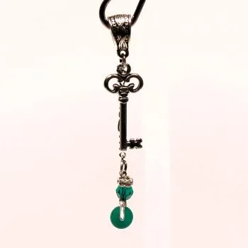 Kettenanhänger „Grüner Schutzengel“ – Edler Vintage-Schlüssel mit Charm - kettenanhaenger schluessel engel gruen klein