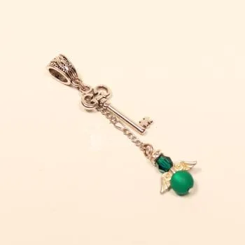 Kettenanhänger „Grüner Schutzengel“ – Edler Vintage-Schlüssel mit Charm - kettenanhaenger schluessel engel gruen klein