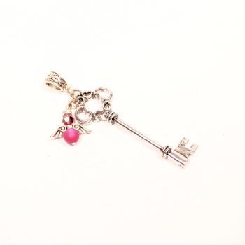 Handgefertigter Kettenanhänger in Schlüsselform mit einem Schutzengel aus einer pinken Polarisperle, hochwertig versilbert.