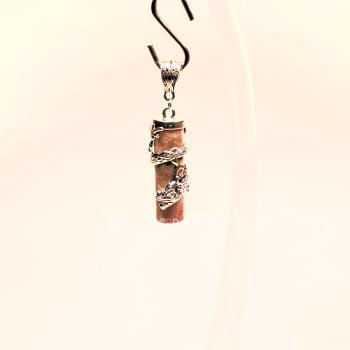 Kettenanhänger Versilberter Drache auf hellgrauem Stein