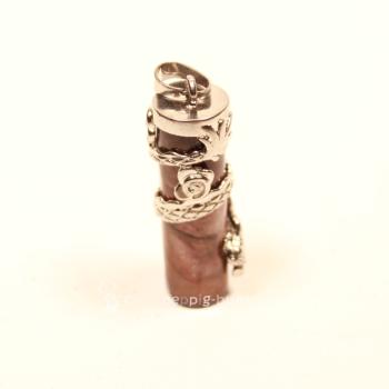 Detailreicher, versilberter Drachen-Kettenanhänger auf einem sanft rosé-braun gemaserten Marmorstab mit kleiner Schluppe.