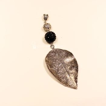 XL Kettenanhänger versilbertes Blatt mit schwarzer Glitzerperle und filigranem Muster.