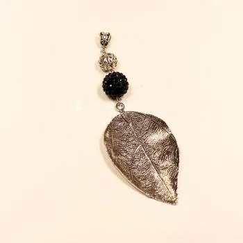 XL Kettenanhänger versilbertes Blatt mit schwarzer Glitzerperle und filigranem Muster.