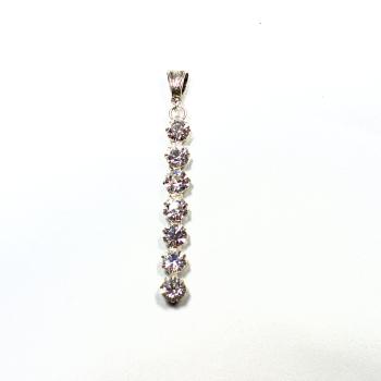 Langer Kettenanhänger mit sieben großen, klar funkelnden Strass-Steinen in einer versilberten Fassung.