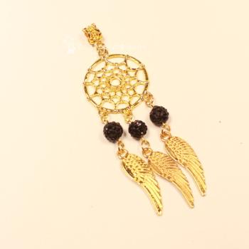 Vergoldeter Kettenanhänger Traumfänger mit drei goldenen Flügeln und funkelnden schwarzen Strass-Kugeln.