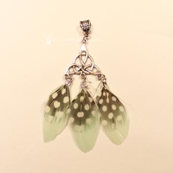 Versilberter Kettenanhänger im keltischen Design mit drei mintgrünen Federn und Polka-Dots-Muster.