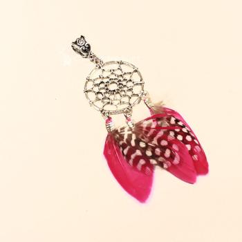 Versilberter Kettenanhänger Traumfänger mit drei pinken Federn und weißen Polka-Dots-Punkten.
