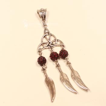 Versilberter Kettenanhänger im Traumfänger-Stil mit drei beweglichen Metallfedern und keltischem Knotenmuster.