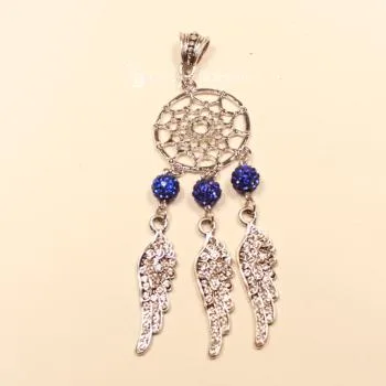 Versilberter Kettenanhänger Traumfänger mit blauer Strass-Kugel und zwei mit Kristallen besetzten Metall-Federn.