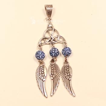 Versilberter Kettenanhänger Traumfänger mit hellblauer Glitzerperle und drei beweglichen Metallfedern.