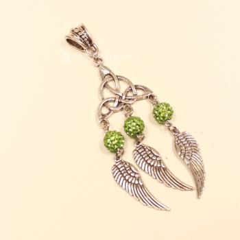 Versilberter Kettenanhänger Traumfänger mit hellgrüner Glitzerperle und drei beweglichen Metallfedern.