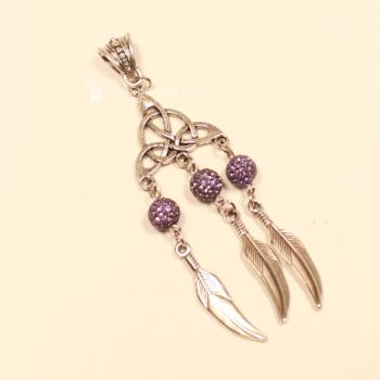Versilberter Kettenanhänger Traumfänger mit lila Glitzerperle und drei beweglichen Metallfedern.