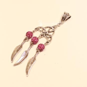 Versilberter Kettenanhänger Traumfänger mit dunkel-rosa Glitzerperle und drei beweglichen Metallfedern.