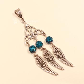 Versilberter Kettenanhänger Traumfänger mit dunkelblauer Glitzerperle und drei beweglichen Metallfedern.