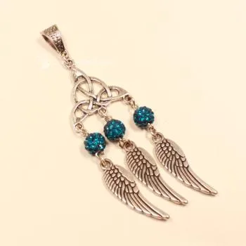Versilberter Kettenanhänger Traumfänger mit dunkelblauer Glitzerperle und drei beweglichen Metallfedern.