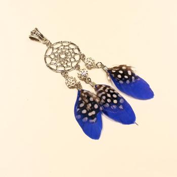 Versilberter Kettenanhänger Traumfänger mit blauen Federn, weißen Punkten und einer glitzernden Crystal-Strassperle.