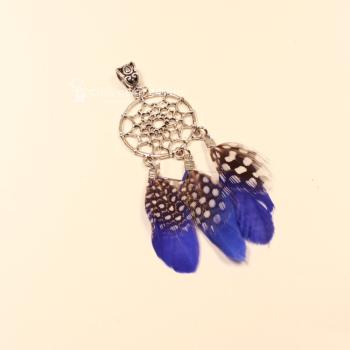 Versilberter Kettenanhänger Traumfänger rund mit drei hängenden blauen Federn.