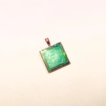 Handgefertigter Kettenanhänger mit türkisfarbener Polymer Clay Einlage in einer goldfarbenen Antik-Fassung von Perlenundmehr.