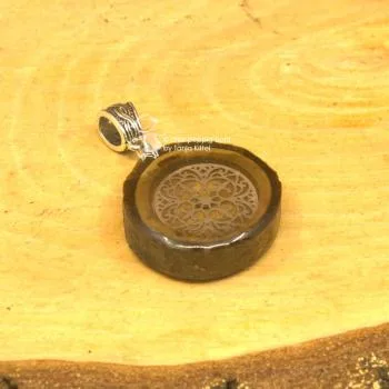 Ornament in Baumscheibe als Kettenanhänger