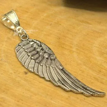 Flügel mit Strass Steinen als Kettenanhänger